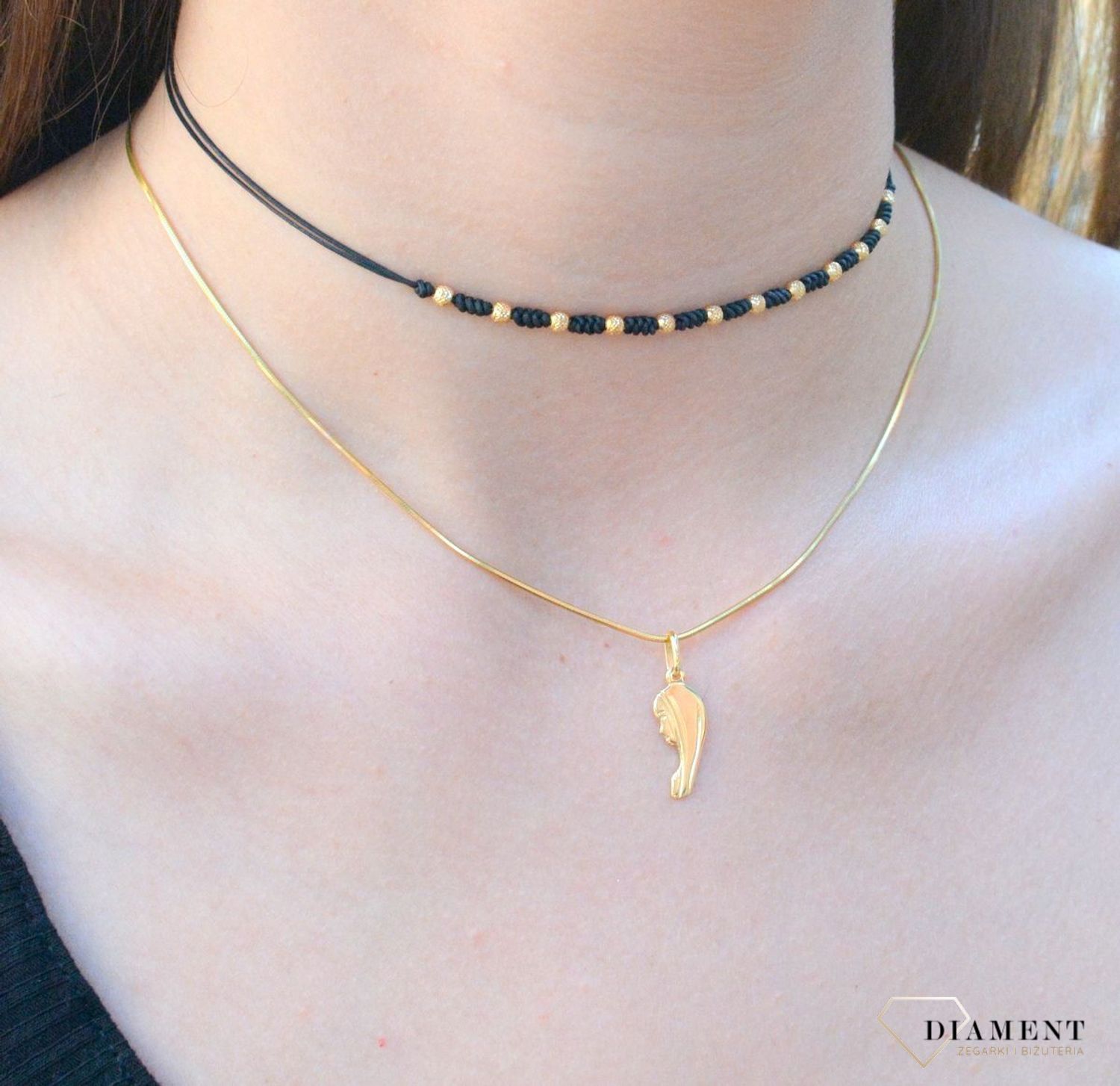 Złota zawieszka 333 Medalik Wizerunek Matki Boskiej ZA 1434A 333. Wyjątkowy, złoty medalik wykonany z próby złota 333 o wadze około 0,66 g. Oryginalna forma delikatnej zawieszki ujmuje kunsztem i pre.jpg